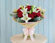 Букет цветов из:  Лилии и Розы в Каменномостский