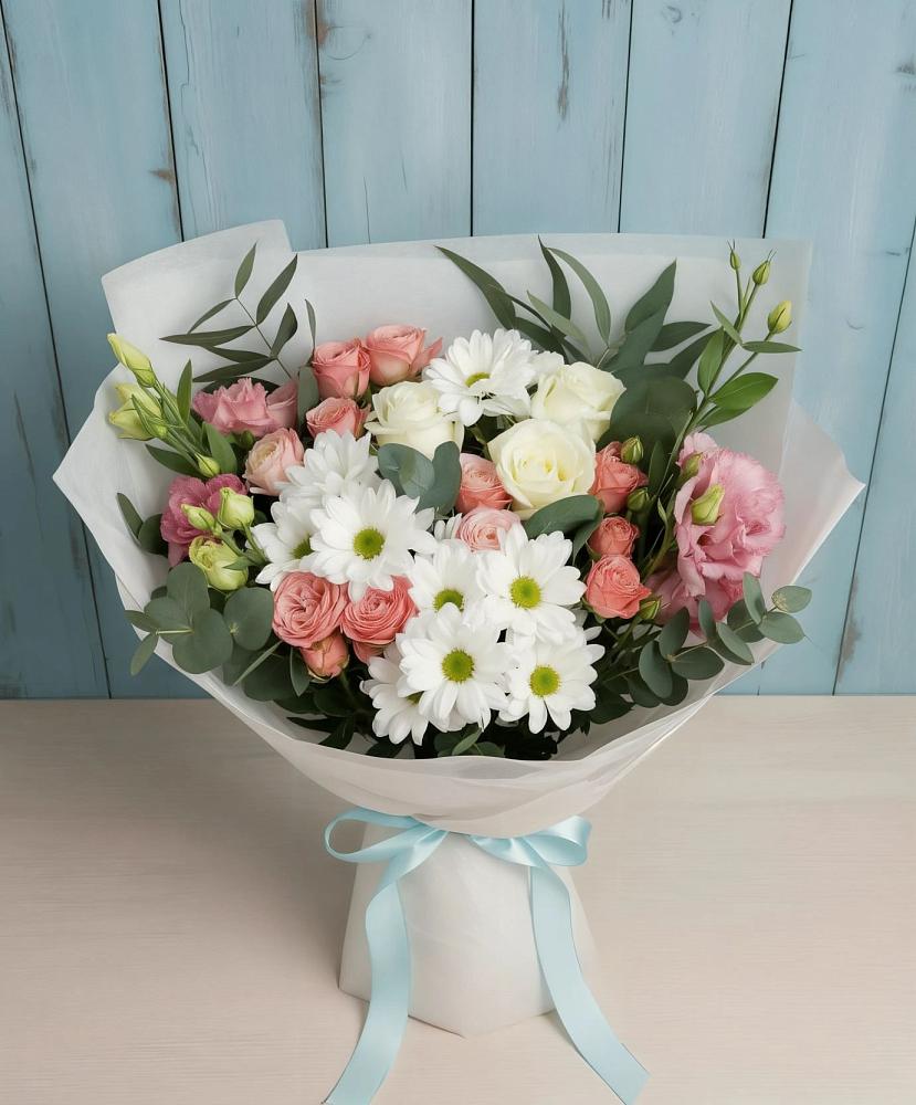 Букет цветов из: Розы, Лизиантусы и Хризантемы в Каменномостский