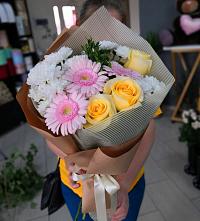 Букет цветов из:  Герберы, Розы и Хризантемы в Каменномостский
