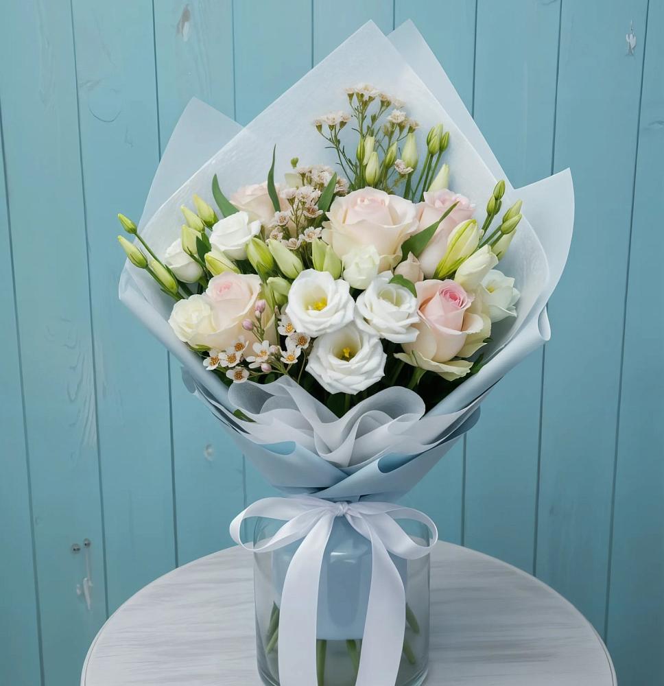 Букет цветов из: Розы и Лизиантусы в Каменномостский