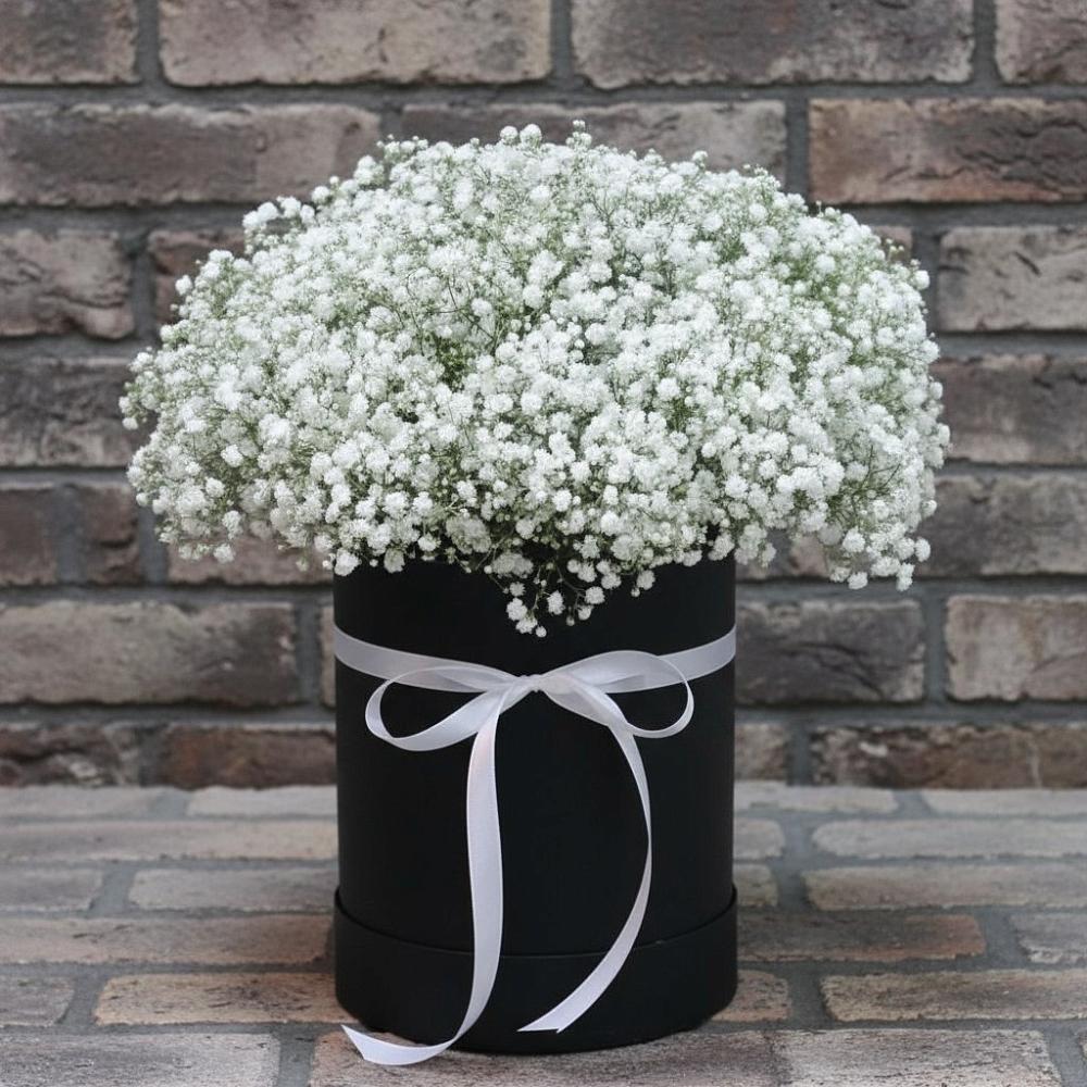 Цветочная композиция из Гипсофила в шляпной коробке в Каменномостский