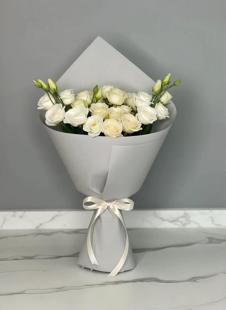 Букет цветов из: Розы и Лизиантусы в Каменномостский