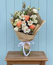 Букет цветов из:  Альстромерии, Лизиантусы, Розы и Хризантемы в Каменномостский