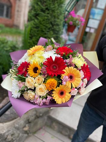 Букет цветов из: Герберы, Ромашки, Хризантемы, Розы и Подсолнухи в Каменномостский