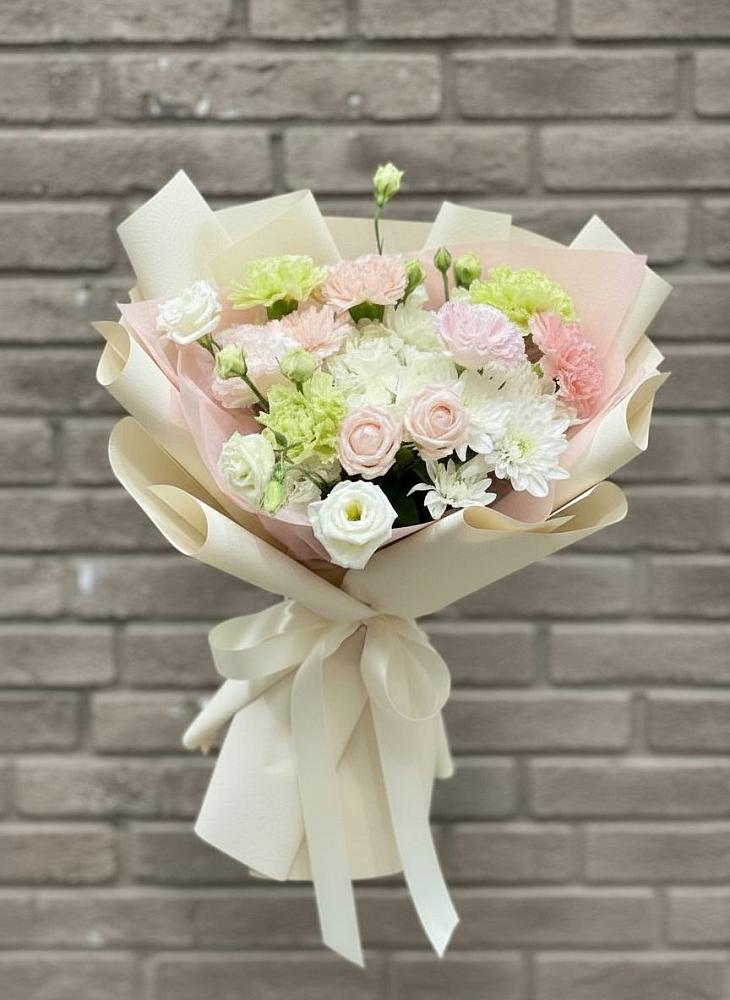 Букет цветов из: Гвоздики, Розы, Лизиантусы и Хризантемы в Каменномостский