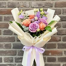 Букет цветов из:  Лизиантусы и Розы в Каменномостский