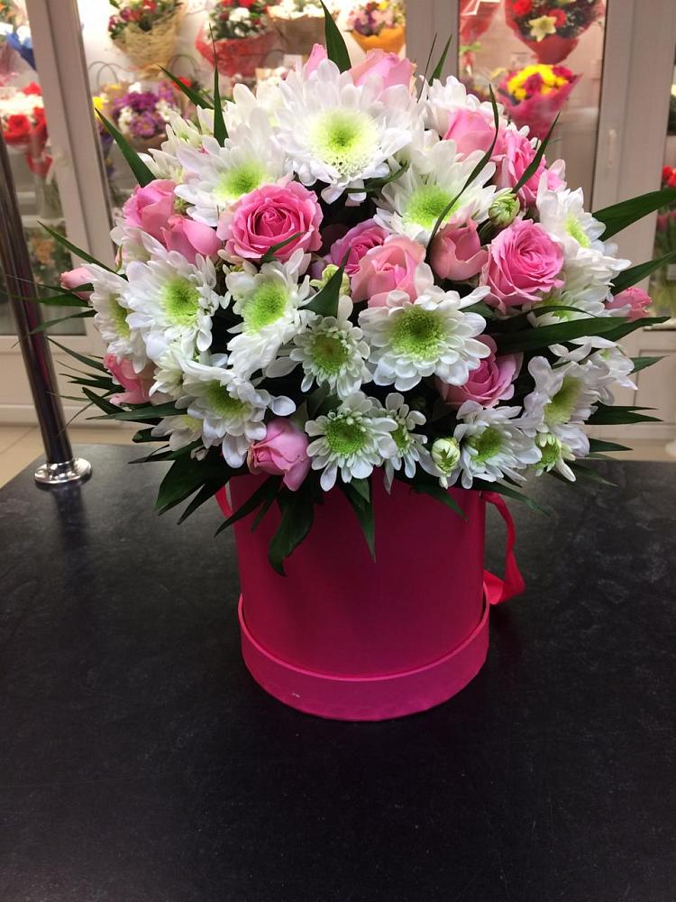 Цветочная композиция из Розы и Хризантемы в шляпной коробке в Каменномостский