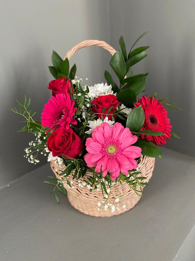 Цветочная композиция из Розы, Хризантемы и Герберы в корзине в Каменномостский