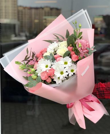 Букет цветов из: Розы, Лизиантусы и Хризантемы в Каменномостский
